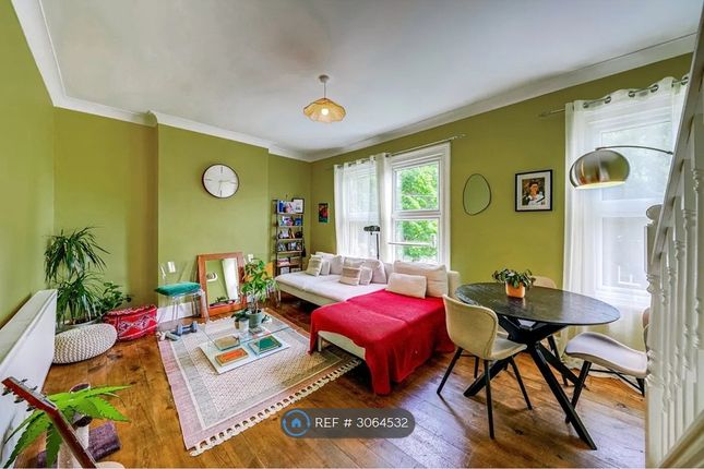 Borthwick Road Flat, London photo 3