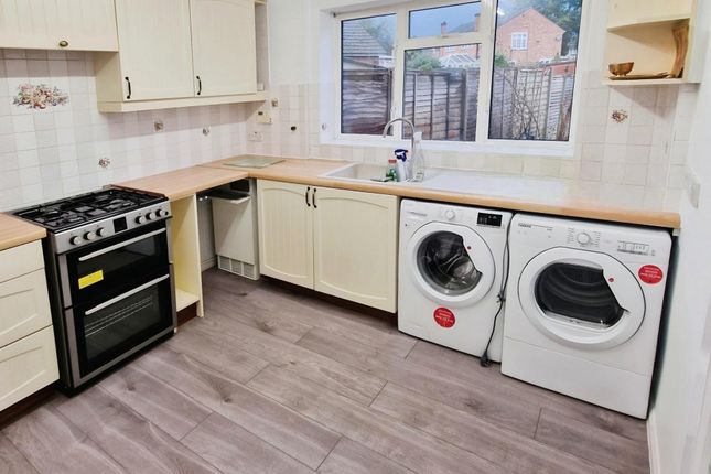 6, St David's Close, Farnborough photo 3