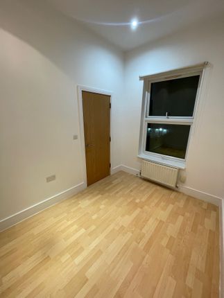 Flat to rent in Norbury Avenue, Thornton Heath