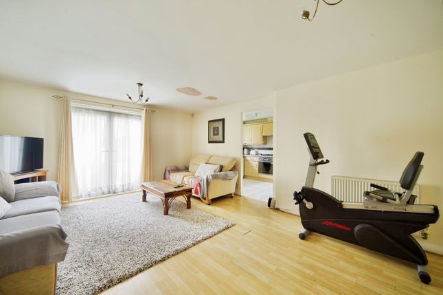 Flat 2 Woodville Court, 19, Stafford Close, London photo 2