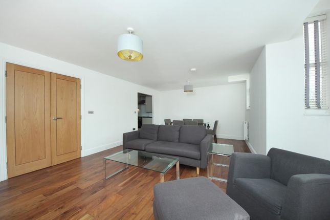 Flat to rent in Sutherland Road, London