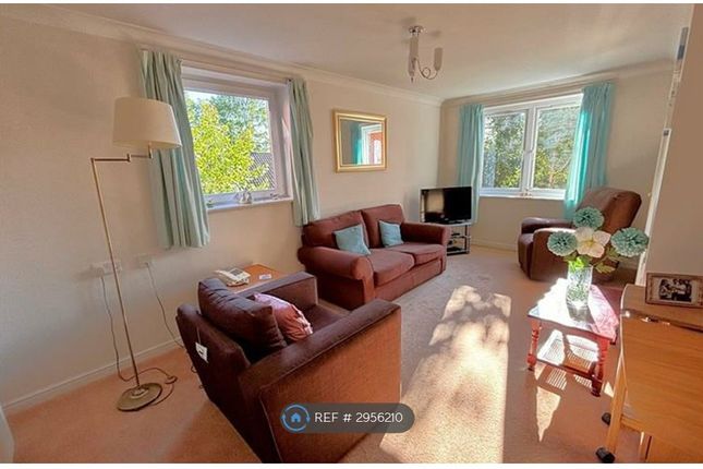 Oaktree Court, Addlestone Park, Addlestone photo 3