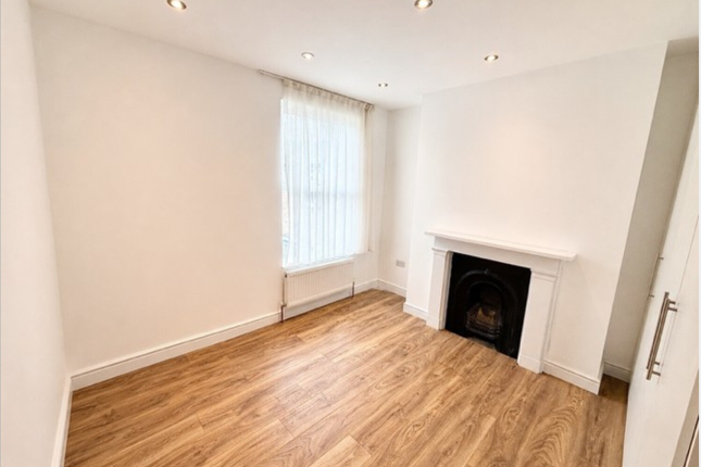 81A, London photo 5