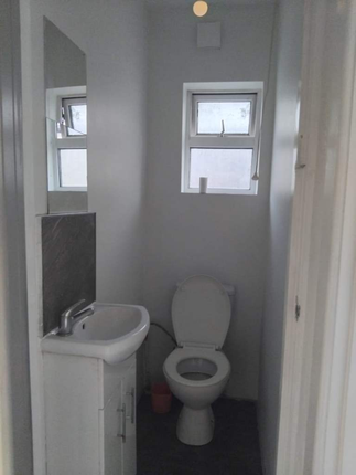 126, Vicarage Farm Road, Hounslow photo 4