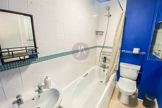 Top Floor Flat, 4, 89, Malvern Road, Queens Park photo 4