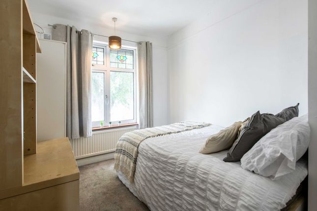 132 Harlaxton Drive, Nottingham photo 3