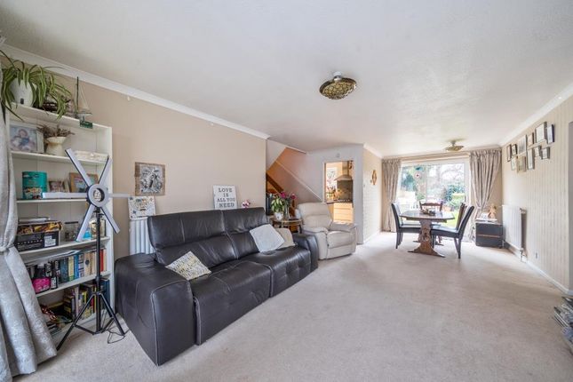35 WARREN RISE, Frimley, Camberley photo 4