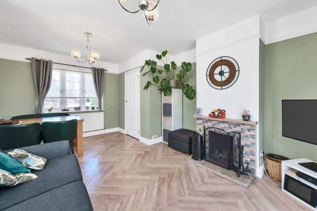 Cherry Tree House Bonds Crescent, Royston photo 4