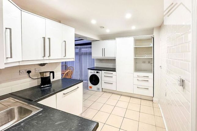 52, Waarem Avenue, Canvey Island photo 2