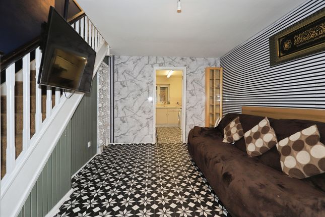 3, Barn Farm Close, Bilston photo 2