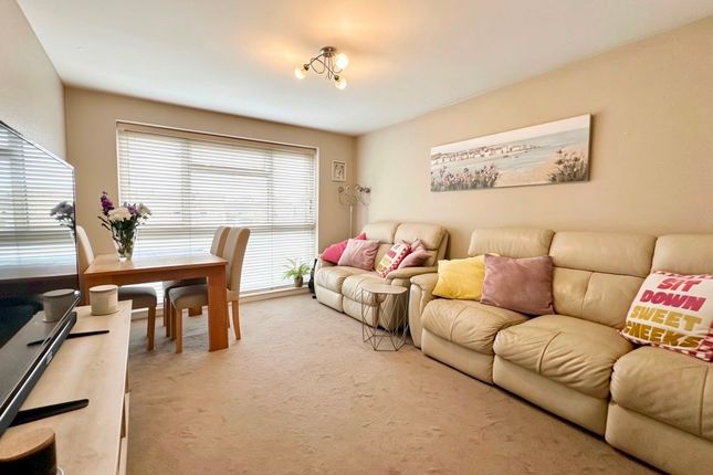 127 Hamilton Drive, Romford photo 3