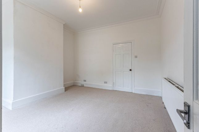 15 Manygates Lane, Wakefield photo 4