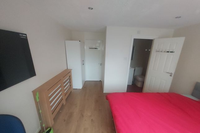 Thumbnail Room to rent in Radnor Close, Mitcham