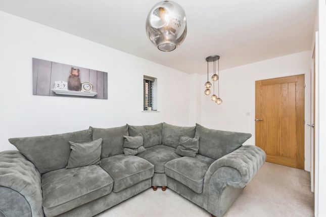8, Barratt Court, LICHFIELD photo 4