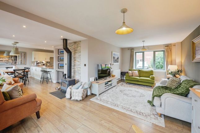 3 Withington Court, Withington, Stoke-on-trent photo 4