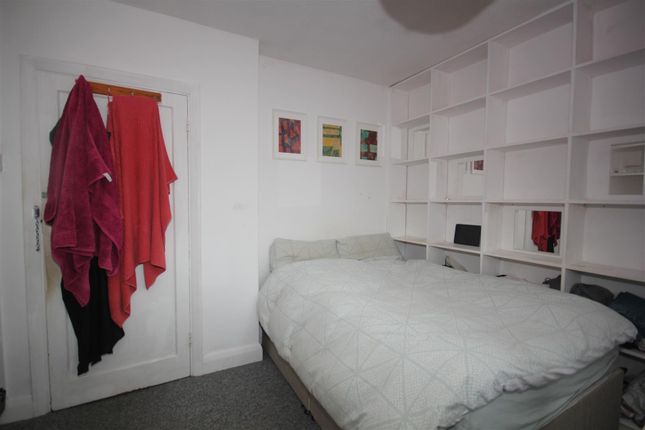 Flat 16, Millstream House, Jamaica Road, London photo 4