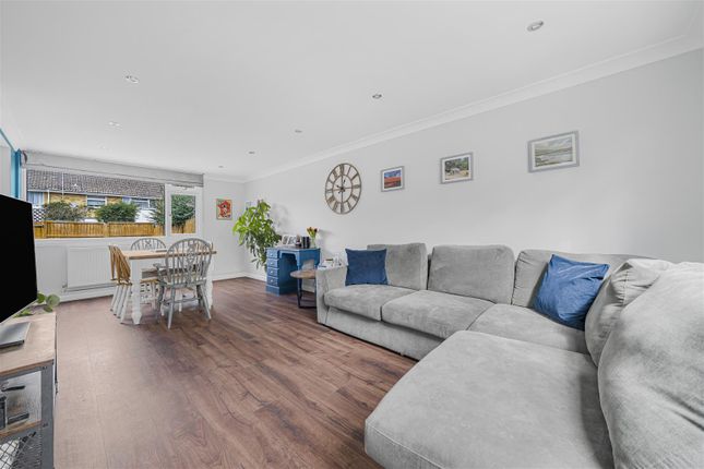 38, Wood Close, Windsor photo 4