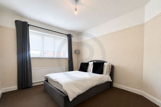 12 Averil Road, Leicester photo 5