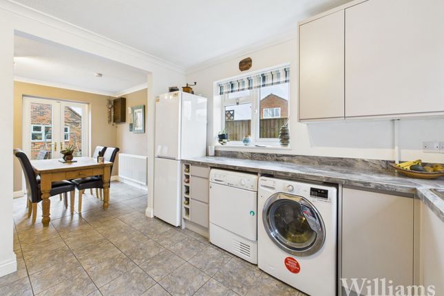 8 Nan Aires, Aylesbury photo 3