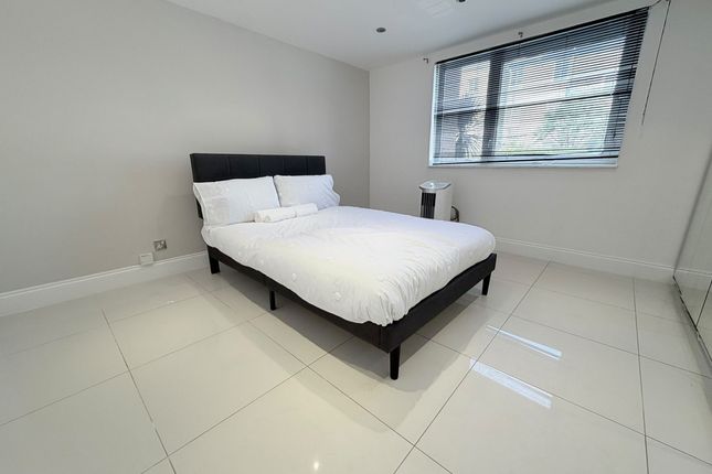Thorndike Close, London photo 4