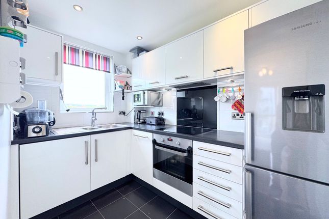 Flat 16, Hitherwood Court, London photo 2
