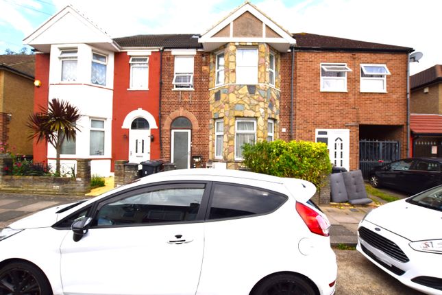 Thumbnail Flat to rent in Albany Road, Romford