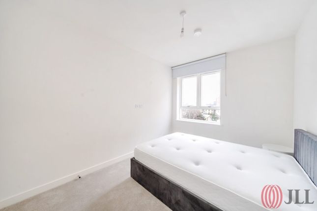 Flat to rent in Brook Road, London