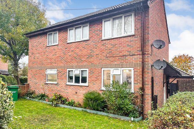 17A, Knolton Way, Slough photo 2