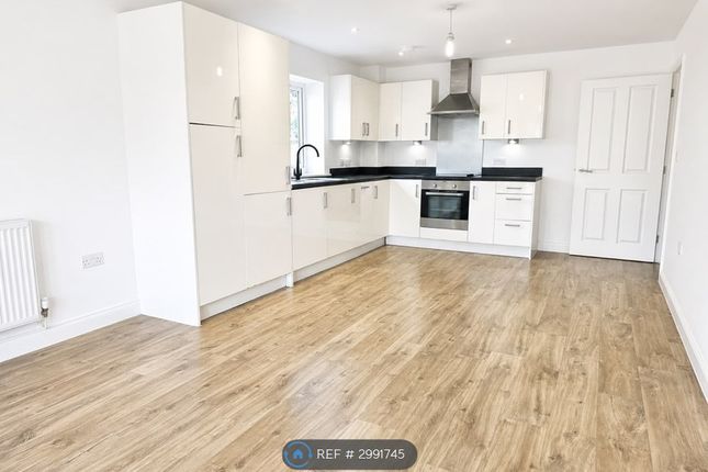 Flat, Southwood Court Stafford Avenue, Gidea Park photo 4