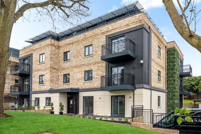 1-bed flat on Eastbury Avenue, Northwood, £2,150/mo