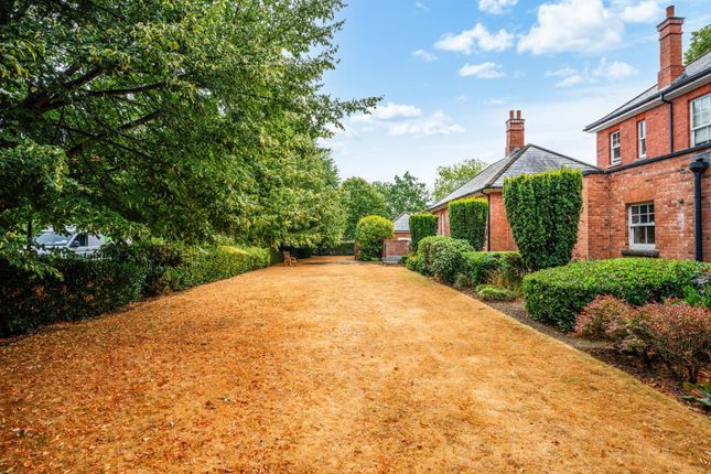 5 Winchester House, Phoenix Close, Epsom photo 2