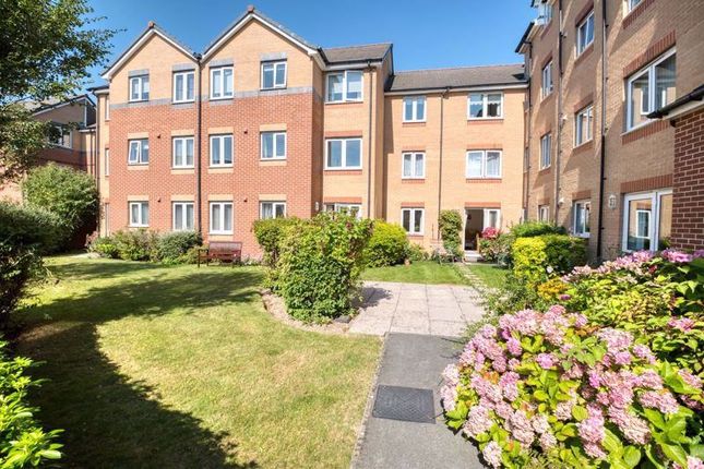 Flat for sale in Oakley Court, Southampton