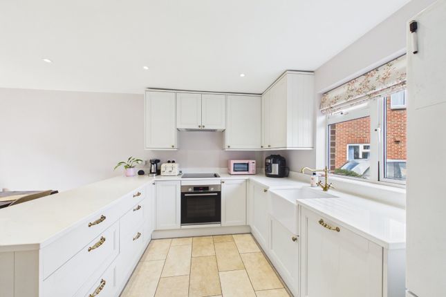 7, Emerald Close, Wokingham photo 3