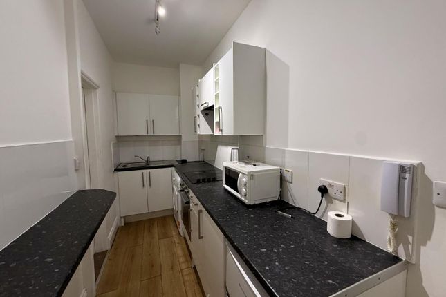 1-bed flat on North Road East, Plymouth, £825/mo