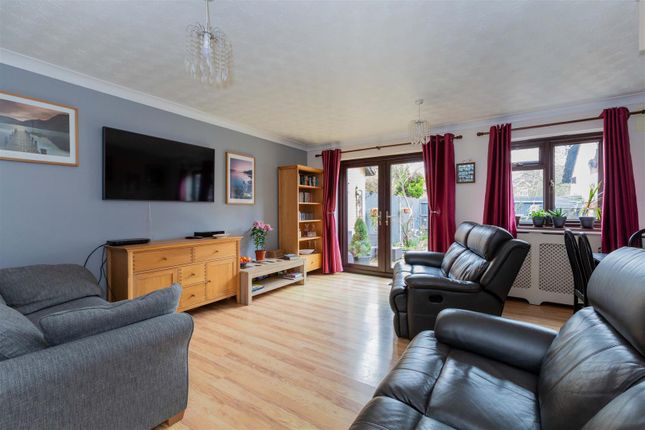 7, Garnet Close, Slough photo 2
