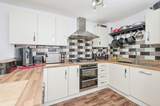 Thumbnail Town house for sale in Waterton Road, Whitwood, Castleford