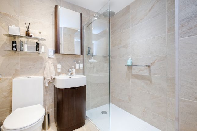 Flat for sale in Ridgeway Gardens, London