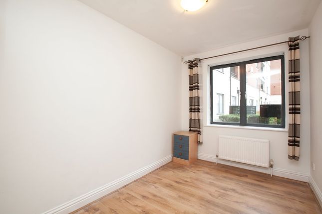 Flat to rent in Manor Gardens, London
