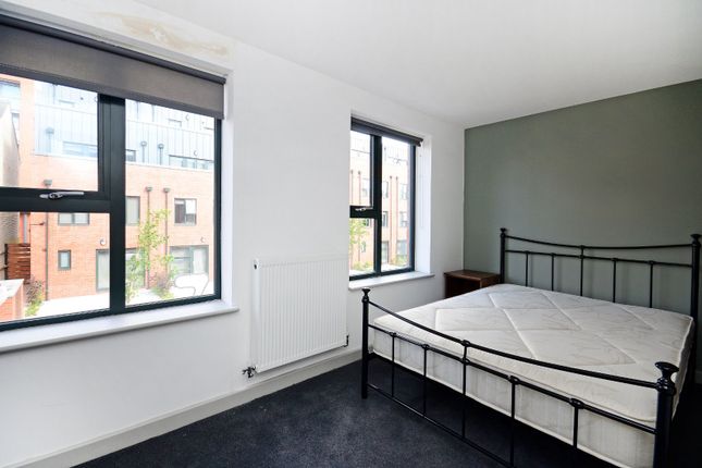 Room 2, 19, Dun Fields, Sheffield photo 2