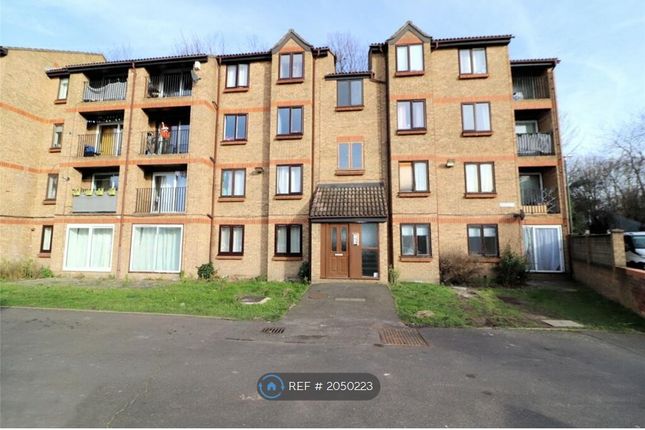 Flat to rent in Sycamore Court, Erith