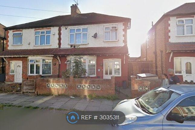Studio flat on Flat, Standard Road, Hounslow, £1,600/mo