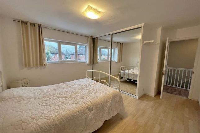 9, Huntingfield Way, Egham photo 2