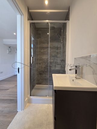 Flat 2, Room1 328, Kilburn High Road, London photo 4
