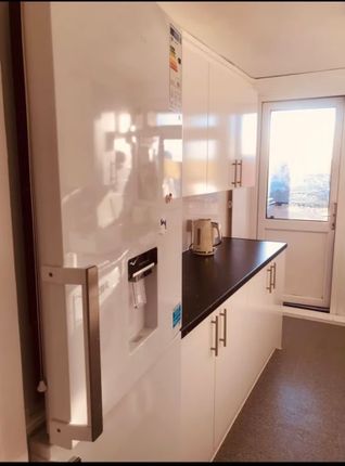 Room to rent in College Point, Wolffe Gardens, London