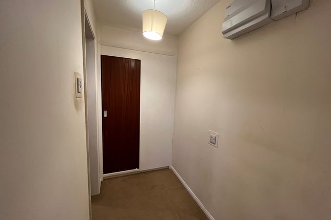 2, Stonefield Close, Swindon photo 3