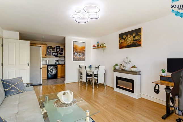 Flat 35 Daniels House, RH10 7SR photo 4