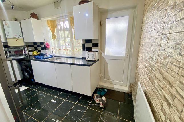 Flat Flat 52, Barons Court, Church Lane, London photo 2