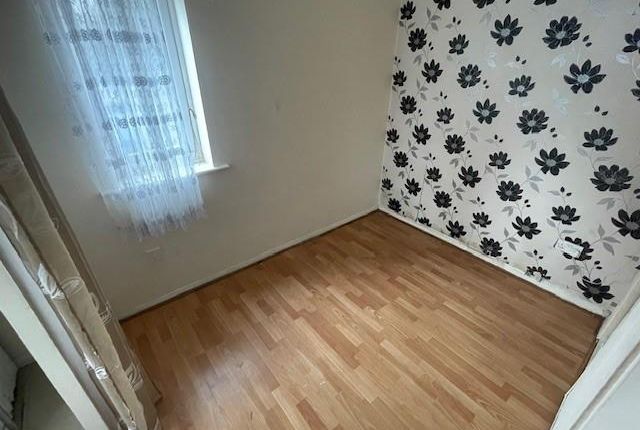 126, Streamside Close, London photo 5