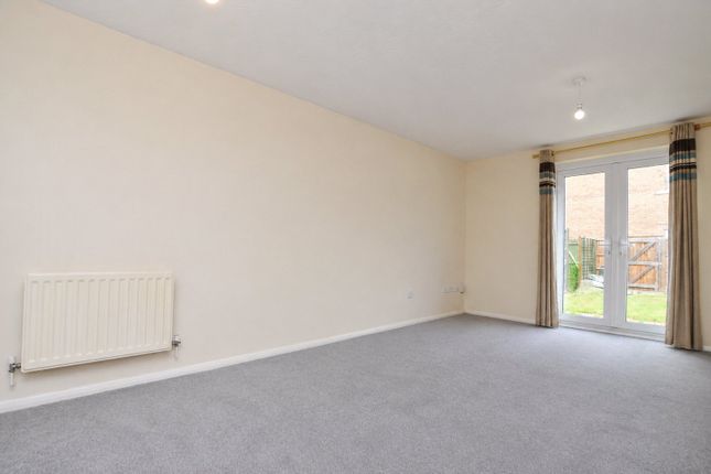 12, Wyvern Close, Aldershot photo 4