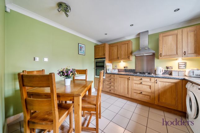 Willow Close, Chertsey photo 2